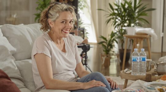 femme test une méthodes de ventre plat