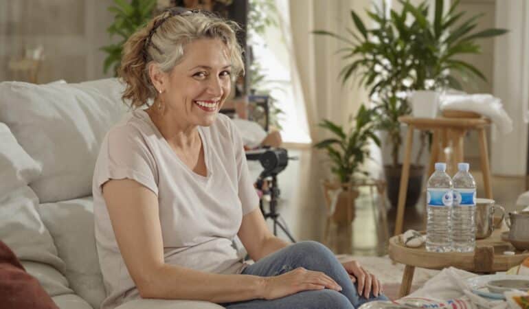 femme test une méthodes de ventre plat