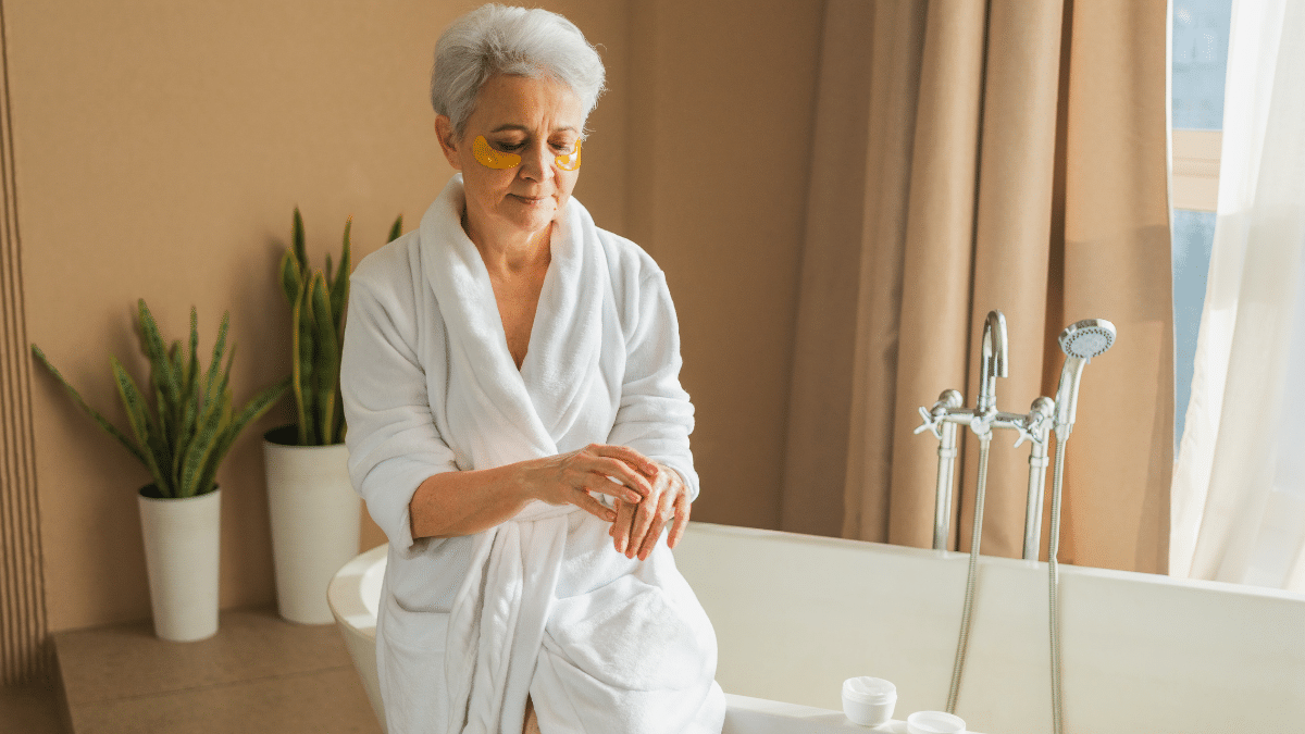Douche après 65 ans : le geste qui protège vraiment la peau