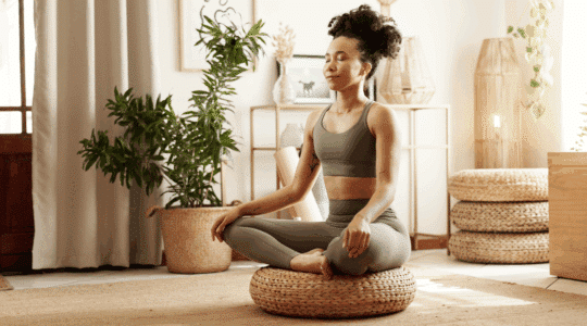 Le yoga douceur, la solution simple contre le ventre gonflé