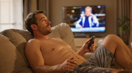 Des exercices abdos faciles à faire sur le canapé sans quitter votre série