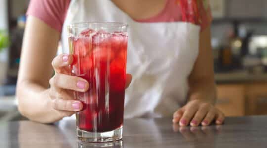 Ce jus naturel soulage la migraine plus vite qu’un médicament