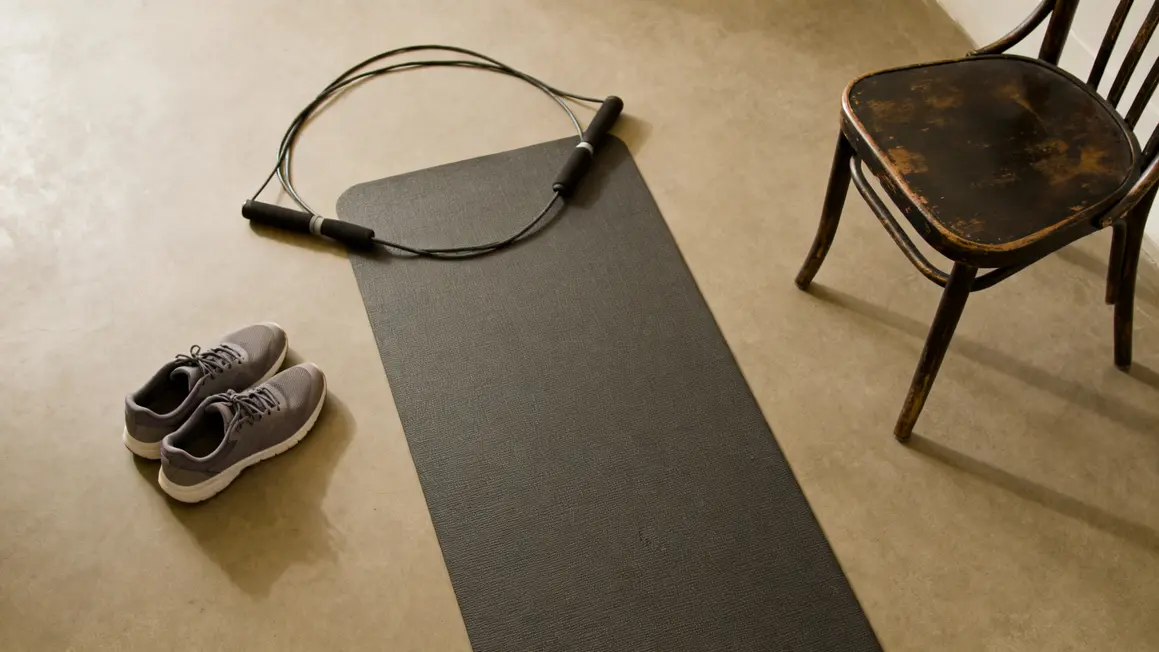 matériel HIIT baskets tapis chaise corde